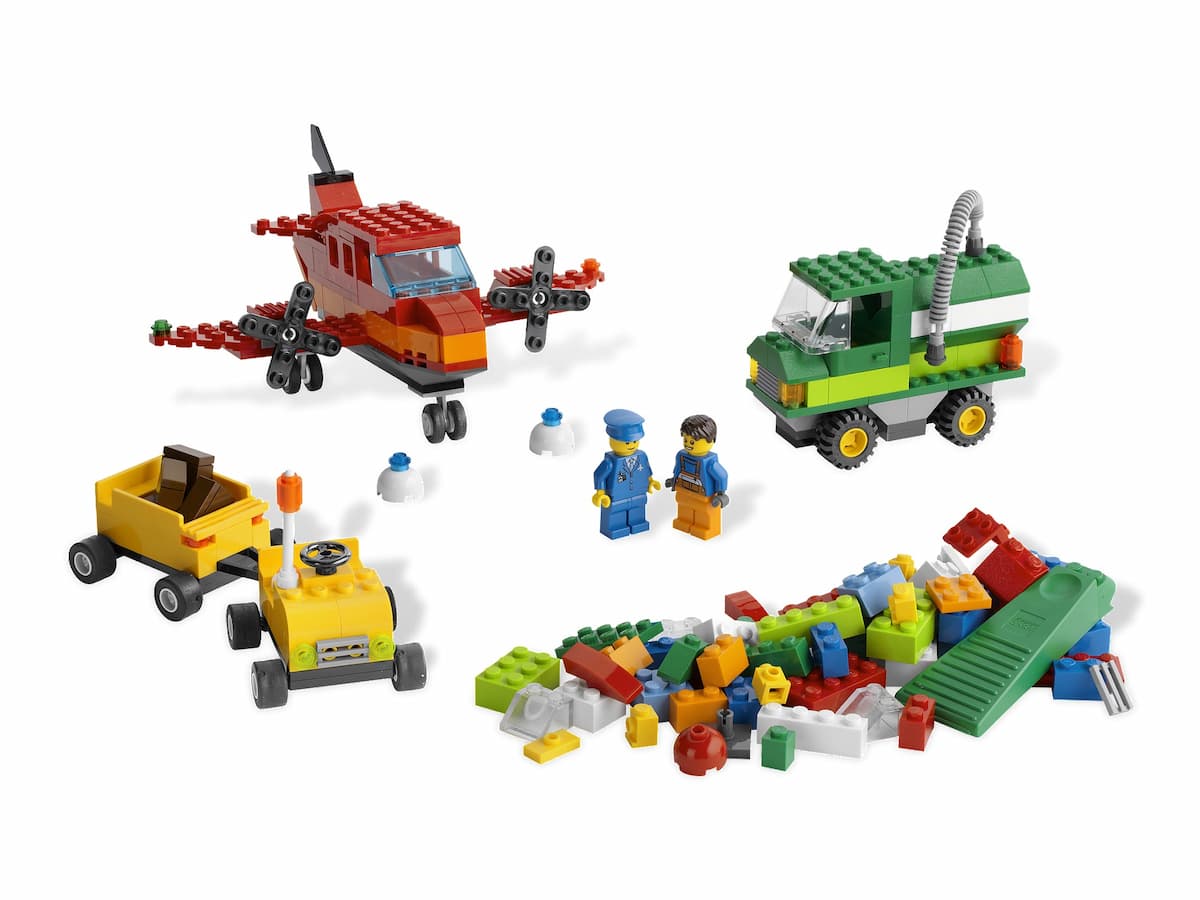 Airport LEGO set (#5933-1, 2011)