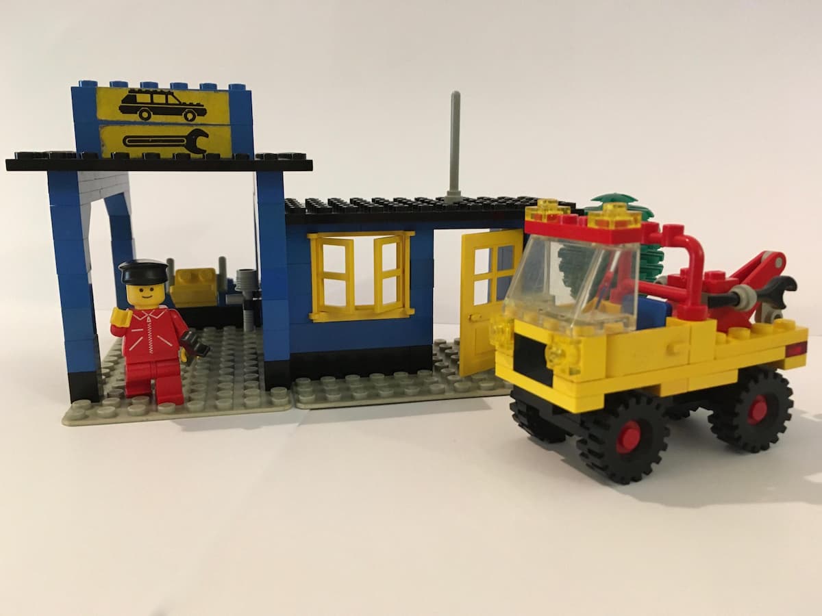 Auto Service Station LEGO set (#6363-1, 1980)