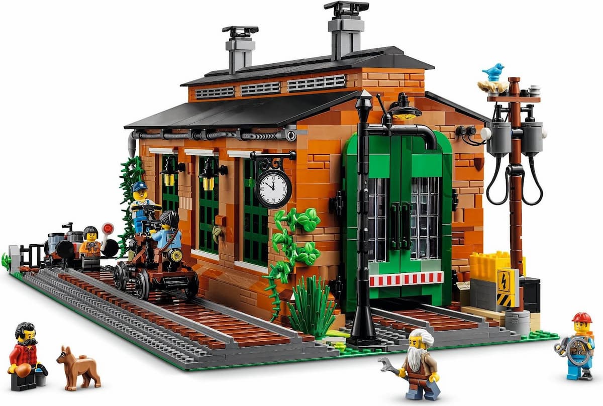 Old Train Engine Shed LEGO set (#910033-1, 2024)